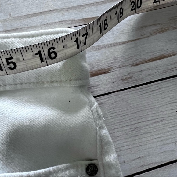 Chicos So Slimming Frayed Shorts in White size 10 - Picture 13 of 14